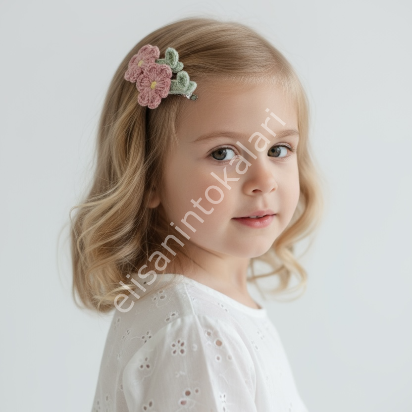 Çiçek ve Yaprak Detaylı Örgü Klips Toka – 5 cm El Yapımı Saç Tokası | Bebek & Kız Çocuk